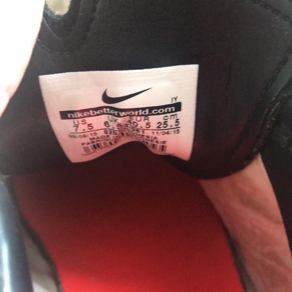 Like new Nike soccer shoes - Picture 3 of 3